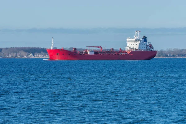 Czerwona Barka Cargo na morzu — Zdjęcie stockowe