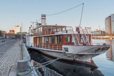 deniz iskelesinde bir terasa sahip turist teknesi