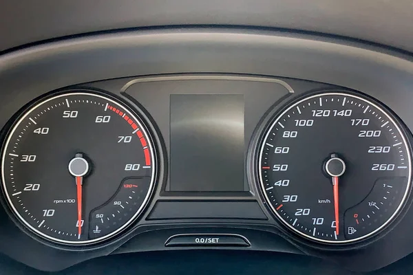 Araba panosu, hız göstergesi ve takometre yakın çekim — Stok fotoğraf