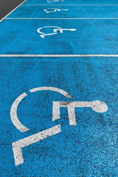 Marcatura blu su asfalto parcheggio per disabili — Foto Stock