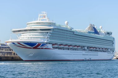 İskele yakınındaki Cruise liner