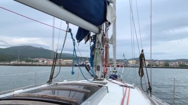 voilier disséquant la surface de la mer 4k slow motion 
