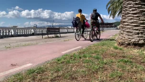 Radfahrer Fährt Auf Dem Radweg Wasser Zeitlupe — Stockvideo