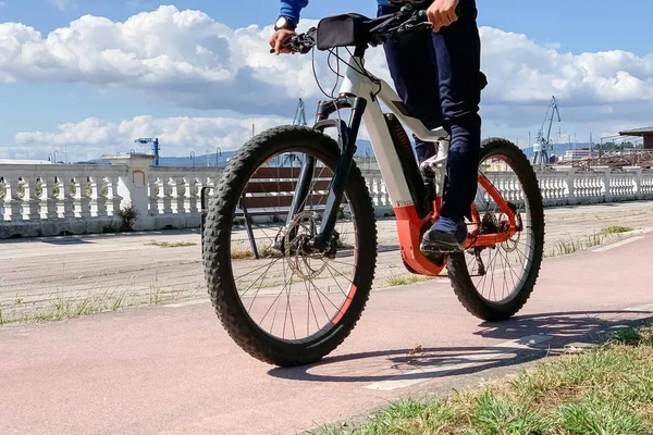 Uomo in bici d'azione su una pista ciclabile da vicino — Foto Stock