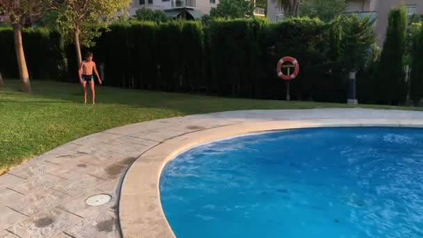 Glücklicher Junge Springt Den Pool Zeitlupe — Stockvideo