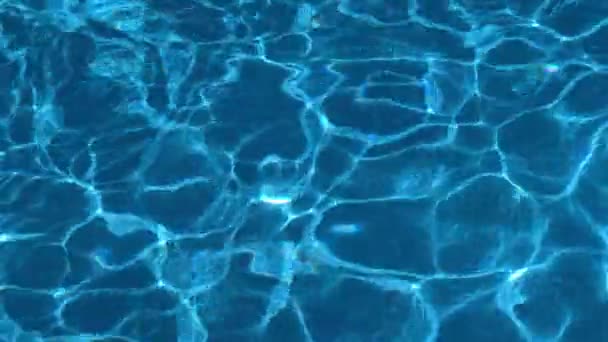 Vlnky Povrchu Průhledné Modré Vody Bazénu Blízko — Stock video