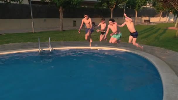 快乐的孩子跳进游泳池的蓝色水4K慢动作 — 图库视频影像