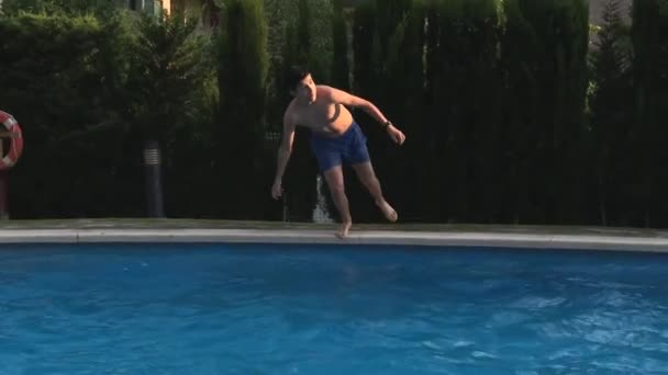 Junge Fängt Den Ball Springt Den Pool Zeitlupe — Stockvideo