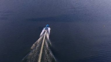 deniz üst görünümü mavi suda motorlu tekne