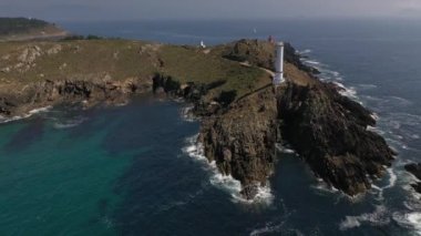 güzel bir deniz manzara arka plan üzerinde bir uçurumun üzerinde deniz feneri