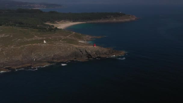 Leuchtturm Auf Einer Klippe Vor Dem Hintergrund Einer Wunderschönen Meereslandschaft — Stockvideo