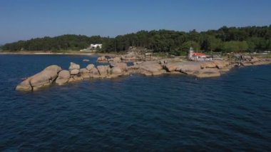 ada Arousa bir uçurumüzerinde deniz feneri, Galiçya, İspanya, 4k