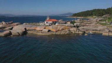 ada Arousa bir uçurumüzerinde deniz feneri, Galiçya, İspanya, 4k