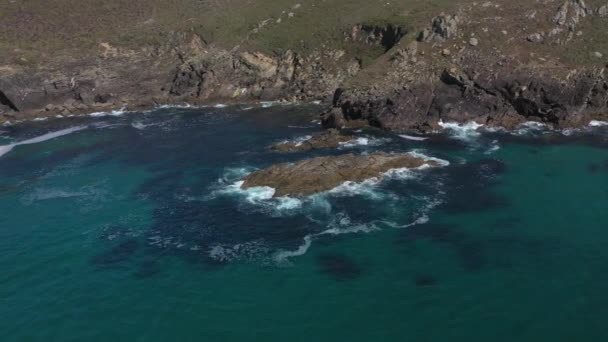 Ondas Mar Batendo Contra Uma Costa Rochosa Vista Superior Drone — Vídeo de Stock