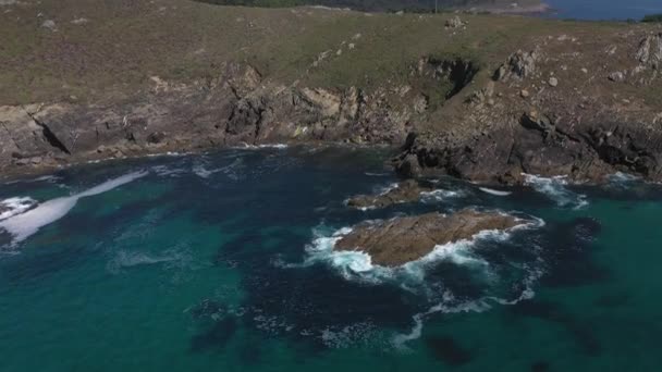 海浪冲击岩石海岸 从无人机顶视图4K — 图库视频影像
