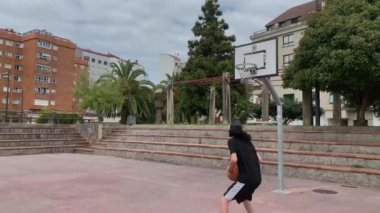 sokak basketbol sahasında oynayan genç adam 4k yavaş hareket