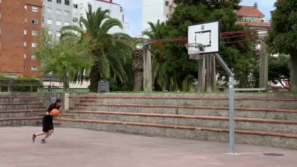 Joven Jugando Calle Cancha Baloncesto Cámara Lenta — Vídeos de Stock