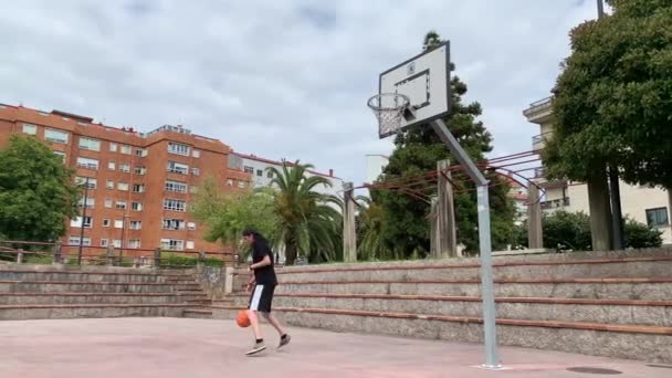 Joven Jugando Calle Cancha Baloncesto Cámara Lenta — Vídeos de Stock