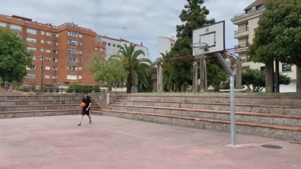Joven Jugando Calle Cancha Baloncesto Cámara Lenta — Vídeos de Stock