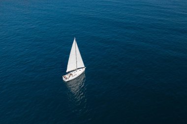 mavi deniz üst görünümünde beyaz yelkenli yat