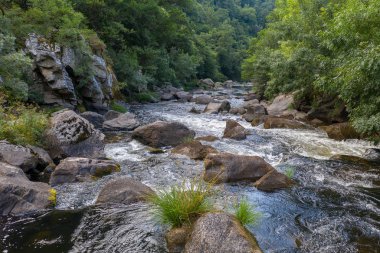 bir dağ vadisinde bir dağ nehri güzel görünümü