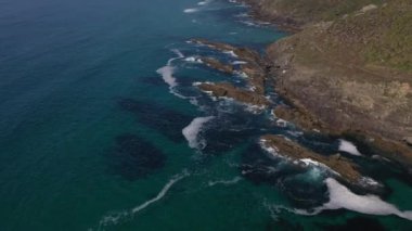 deniz dalgaları drone kayalık bir kıyı üst görünümüne karşı çökmesini