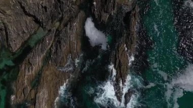 deniz dalgaları drone kayalık bir kıyı üst görünümüne karşı çökmesini