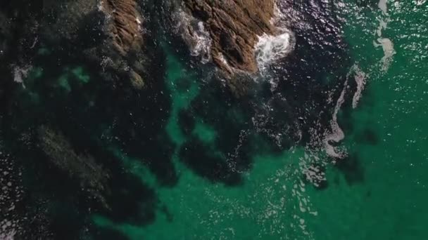 Onde Del Mare Che Schiantano Contro Una Costa Rocciosa Vista — Video Stock