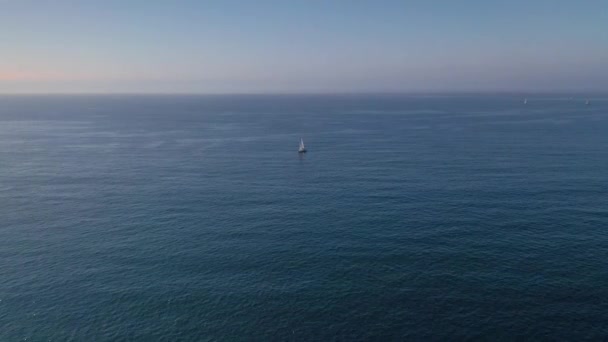 Drone Mavi Deniz Üst Görünümünde Beyaz Yelkenli Yat — Stok video