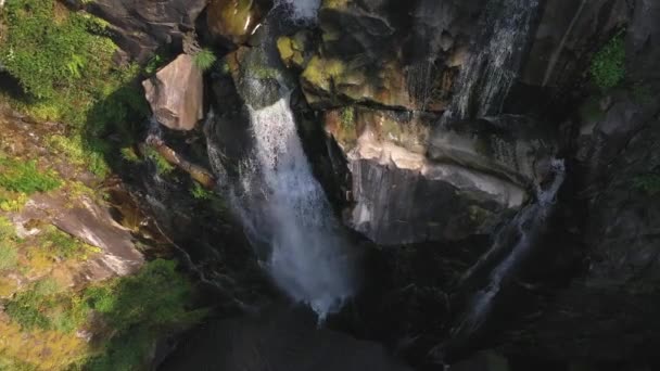 Hermosa Cascada Vista Aérea Del Río Montaña Desde Dron — Vídeos de Stock