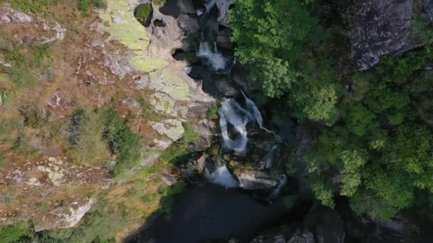 Hermosa Cascada Vista Aérea Del Río Montaña Desde Dron — Vídeos de Stock