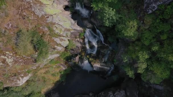Hermosa Cascada Vista Aérea Del Río Montaña Desde Dron — Vídeos de Stock