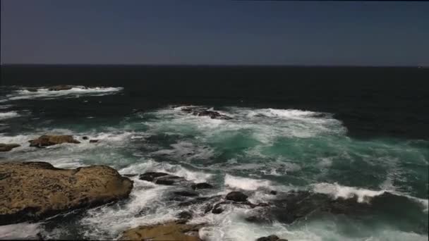 Ondas Mar Batendo Contra Uma Vista Superior Costa Rochosa Drone — Vídeo de Stock