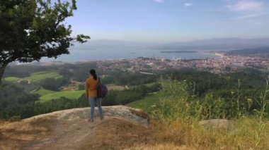 Dağ lobeira en Villagarcia de Arousa Galicia İspanya video drone üzerinde kadın otostopçu havadan görünümü
