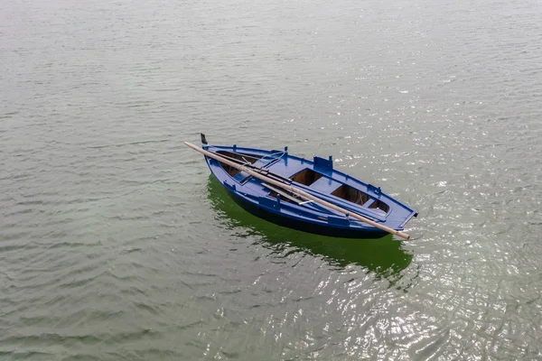 Hölzernes Fischerboot im Meer vertäut — Stockfoto