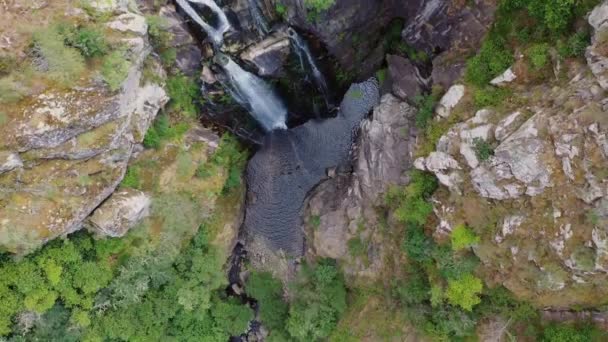 Hermosa Cascada Montaña Vista Aérea Del Río Desde Dron Video — Vídeos de Stock