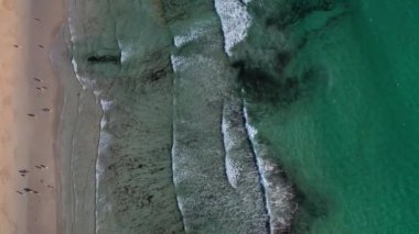 drone Lanzada plaj Galicia Ispanya 4k video su görünümünde insanlar banyo ile okyanus dalgaları kumlu plaj