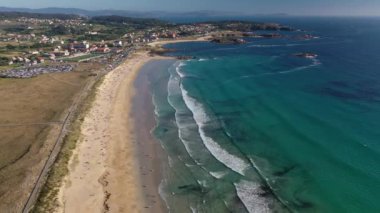 drone Lanzada plaj Galicia Ispanya 4k video su görünümünde insanlar banyo ile okyanus dalgaları kumlu plaj