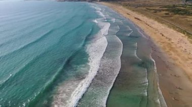 drone Lanzada plaj Galicia Ispanya 4k video su görünümünde insanlar banyo ile okyanus dalgaları kumlu plaj