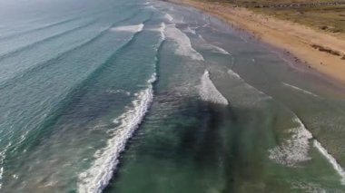 drone Lanzada plaj Galicia Ispanya 4k video su görünümünde insanlar banyo ile okyanus dalgaları kumlu plaj