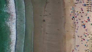 drone Lanzada plaj Galicia Ispanya 4k video su görünümünde insanlar banyo ile okyanus dalgaları kumlu plaj