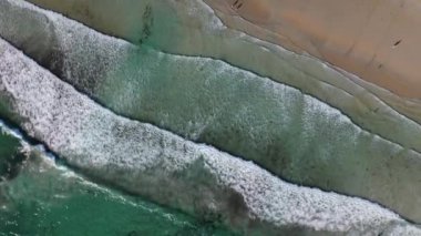 drone Lanzada plaj Galicia Ispanya 4k video su görünümünde insanlar banyo ile okyanus dalgaları kumlu plaj