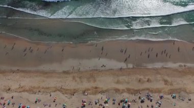 drone Lanzada plaj Galicia Ispanya 4k video su görünümünde insanlar banyo ile okyanus dalgaları kumlu plaj