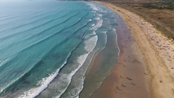 Океан Волны Песчаный Пляж Людьми Купание Воде Вид Беспилотника Lanzada — стоковое видео