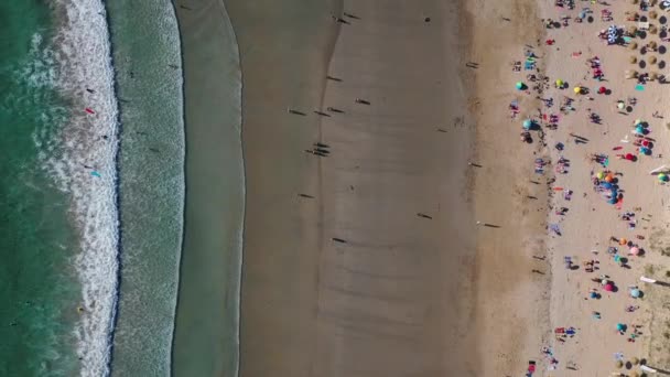 Oceaan Golven Zandstrand Met Mensen Zwemmen Het Water Uitzicht Vanaf — Stockvideo
