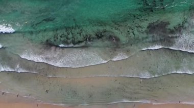 drone Lanzada plaj Galicia Ispanya 4k video su görünümünde insanlar banyo ile okyanus dalgaları kumlu plaj