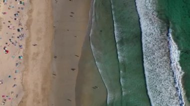 drone Lanzada plaj Galicia Ispanya 4k video su görünümünde insanlar banyo ile okyanus dalgaları kumlu plaj