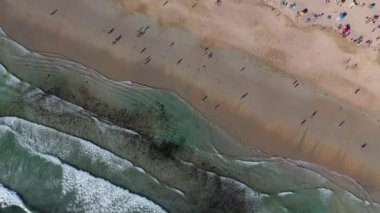 drone Lanzada plaj Galicia Ispanya 4k video su görünümünde insanlar banyo ile okyanus dalgaları kumlu plaj