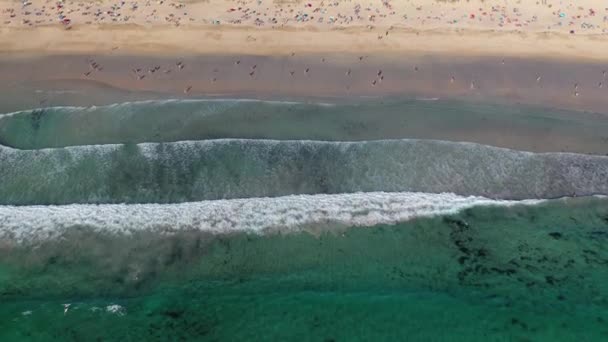 ドローンランザダビーチガリシアスペイン4Kビデオから水の景色に入浴する人々と海の波砂浜 — ストック動画