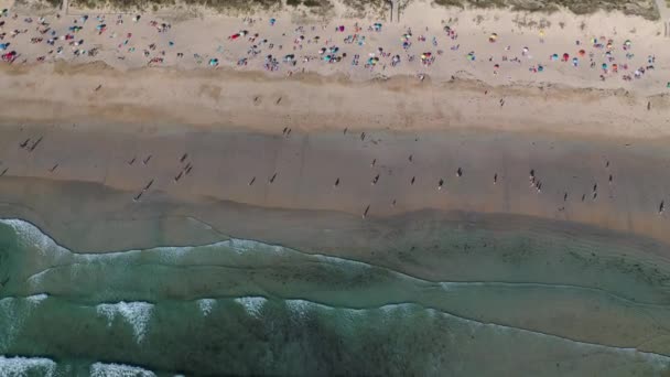 Oceaan Golven Zandstrand Met Mensen Zwemmen Het Water Uitzicht Vanaf — Stockvideo